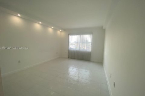 Condo in Sunny Isles Beach, Florida, 1 bedroom  № 2002968 - photo 2