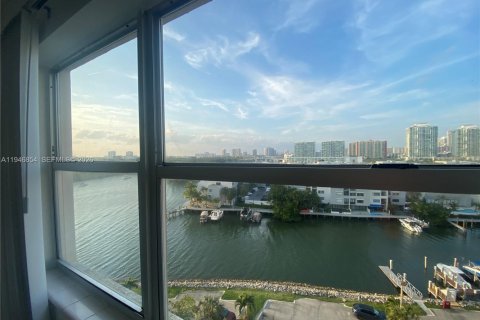 Condo in Sunny Isles Beach, Florida, 1 bedroom  № 2002968 - photo 15