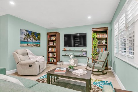 House in Dunedin, Florida 3 bedrooms, 131.46 sq.m. № 1904946 - photo 4