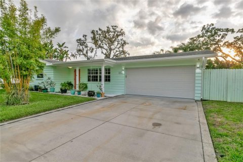 House in Dunedin, Florida 3 bedrooms, 131.46 sq.m. № 1904946 - photo 1