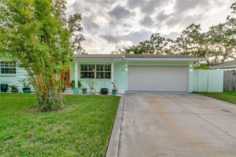 House in Dunedin, Florida 3 bedrooms, 131.46 sq.m. № 1904946 - photo 2
