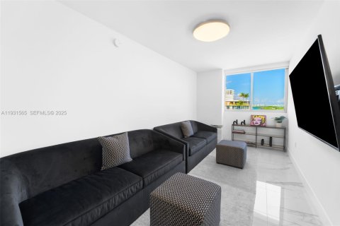 Condo in Bay Harbor Islands, Florida, 2 bedrooms  № 1990532 - photo 12