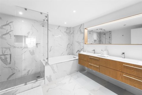 Condo in Bay Harbor Islands, Florida, 2 bedrooms  № 1990532 - photo 19