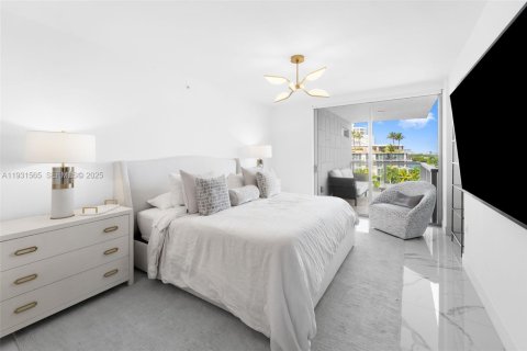 Condo in Bay Harbor Islands, Florida, 2 bedrooms  № 1990532 - photo 15