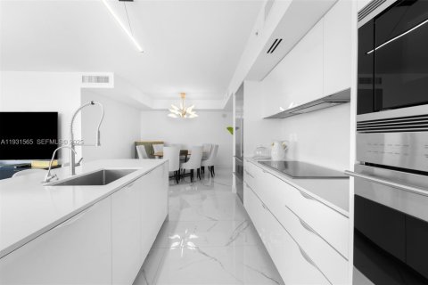 Condo in Bay Harbor Islands, Florida, 2 bedrooms  № 1990532 - photo 3