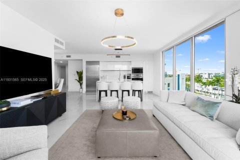 Condo in Bay Harbor Islands, Florida, 2 bedrooms  № 1990532 - photo 11