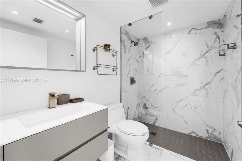 Condo in Bay Harbor Islands, Florida, 2 bedrooms  № 1990532 - photo 13