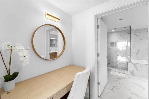 Condo in Bay Harbor Islands, Florida, 2 bedrooms  № 1990532 - photo 17