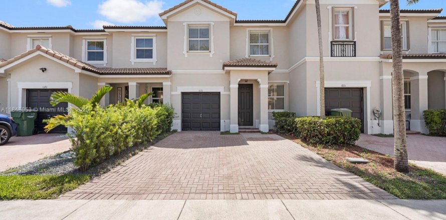 Townhouse in Homestead, Florida 4 bedrooms, 143.63 sq.m. № 1850663