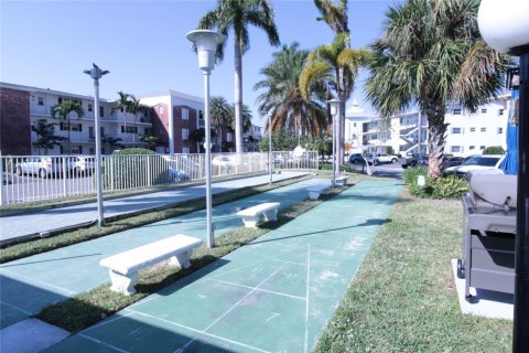 Condo in Hallandale Beach, Florida, 1 bedroom  № 1210491 - photo 1