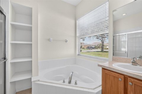 House in Bradenton, Florida 2 bedrooms, 173.63 sq.m. № 2391369 - photo 25