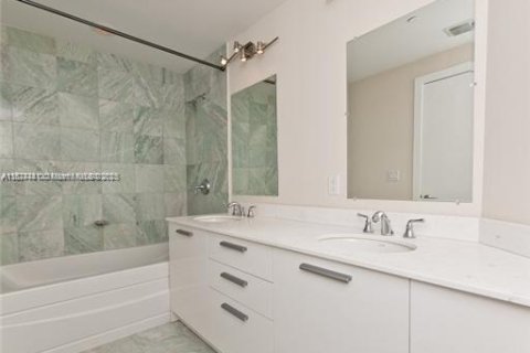 Купить кондоминиум в Майами, Флорида 2 спальни, 118.73м2, № 1895909 - фото 8