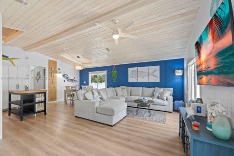 House in Tavernier, Florida 3 bedrooms, 132.85 sq.m. № 1839148 - photo 2
