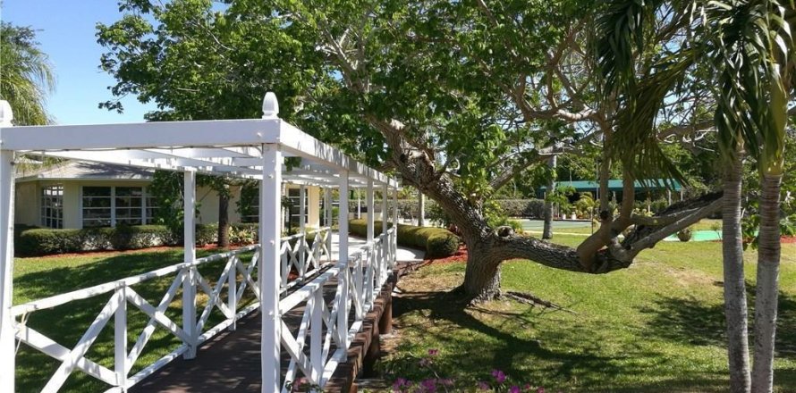Condo in Stuart, Florida, 1 bedroom  № 2171392