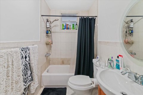 House in Miami, Florida 4 bedrooms, 246.38 sq.m. № 2022653 - photo 27