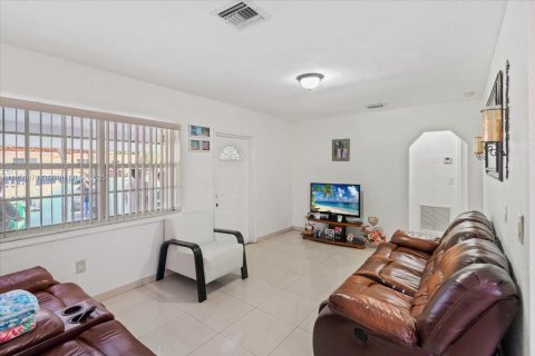 House in Miami, Florida 4 bedrooms, 246.38 sq.m. № 2022653 - photo 14
