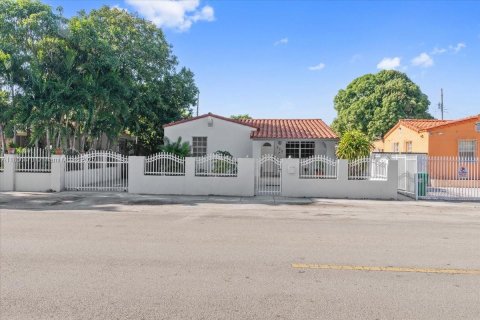 House in Miami, Florida 4 bedrooms, 246.38 sq.m. № 2022653 - photo 5