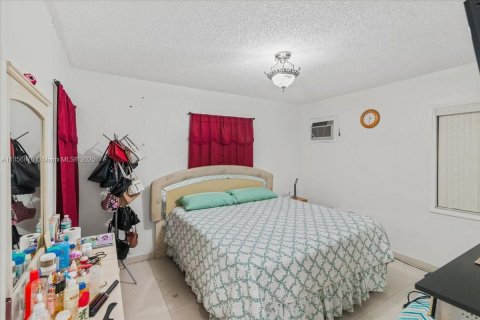 House in Miami, Florida 4 bedrooms, 246.38 sq.m. № 2022653 - photo 20