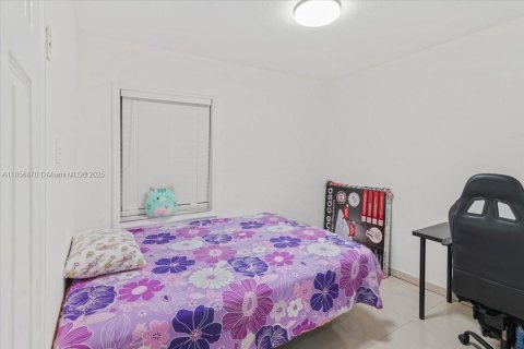 House in Miami, Florida 4 bedrooms, 246.38 sq.m. № 2022653 - photo 19