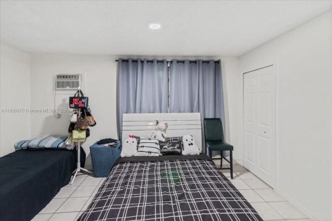 House in Miami, Florida 4 bedrooms, 246.38 sq.m. № 2022653 - photo 29