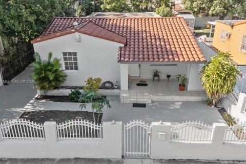 House in Miami, Florida 4 bedrooms, 246.38 sq.m. № 2022653