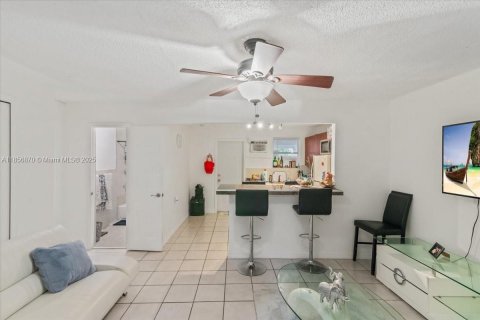 House in Miami, Florida 4 bedrooms, 246.38 sq.m. № 2022653 - photo 28