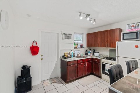 House in Miami, Florida 4 bedrooms, 246.38 sq.m. № 2022653 - photo 26