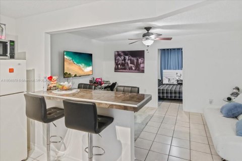 House in Miami, Florida 4 bedrooms, 246.38 sq.m. № 2022653 - photo 23