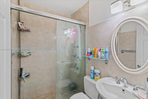 House in Miami, Florida 4 bedrooms, 246.38 sq.m. № 2022653 - photo 18