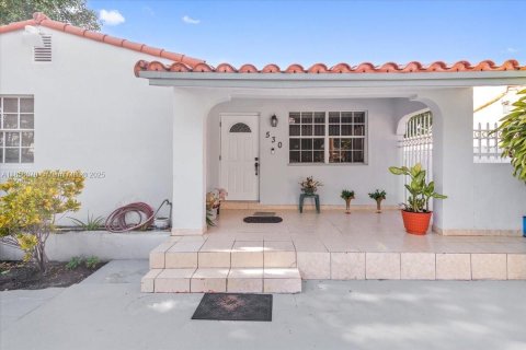 House in Miami, Florida 4 bedrooms, 246.38 sq.m. № 2022653 - photo 9