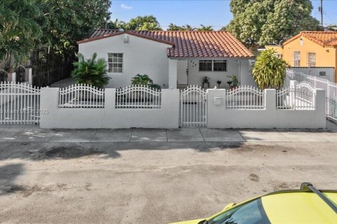 House in Miami, Florida 4 bedrooms, 246.38 sq.m. № 2022653 - photo 4