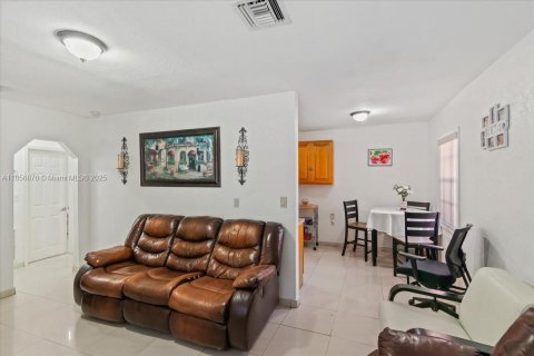 House in Miami, Florida 4 bedrooms, 246.38 sq.m. № 2022653 - photo 11
