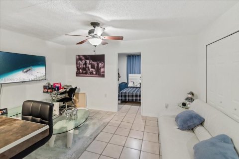 House in Miami, Florida 4 bedrooms, 246.38 sq.m. № 2022653 - photo 24