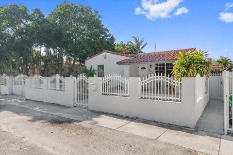 House in Miami, Florida 4 bedrooms, 246.38 sq.m. № 2022653 - photo 6