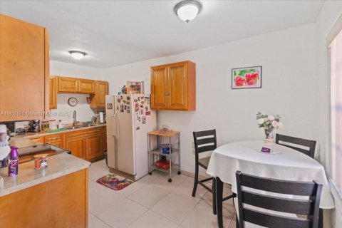 House in Miami, Florida 4 bedrooms, 246.38 sq.m. № 2022653 - photo 15