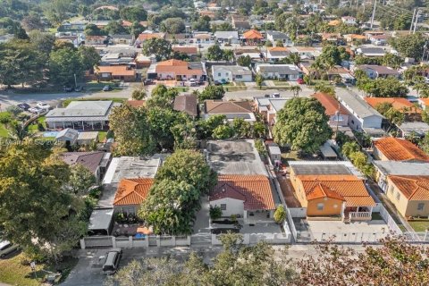 House in Miami, Florida 4 bedrooms, 246.38 sq.m. № 2022653 - photo 3