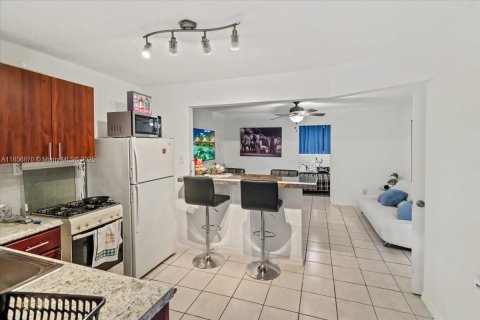 House in Miami, Florida 4 bedrooms, 246.38 sq.m. № 2022653 - photo 21