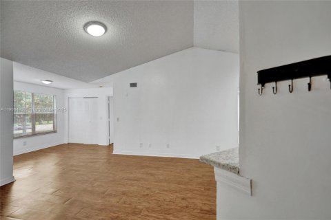 Copropriété à louer à Sunrise, Floride: 2 chambres, 98.94 m2 № 1957189 - photo 11