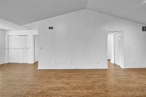 Copropriété à louer à Sunrise, Floride: 2 chambres, 98.94 m2 № 1957189 - photo 12