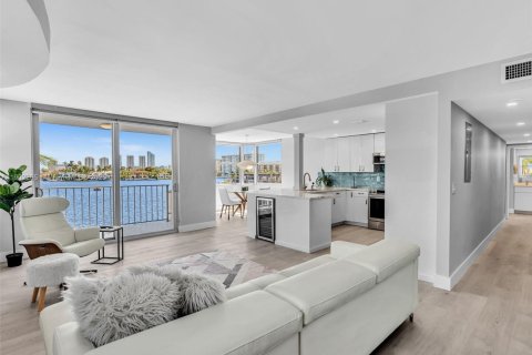 Condo in North Miami Beach, Florida, 2 bedrooms  № 1953736 - photo 5