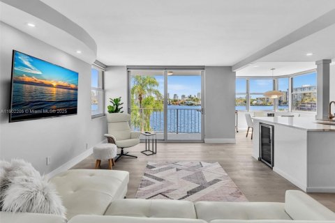 Condo in North Miami Beach, Florida, 2 bedrooms  № 1953736 - photo 4