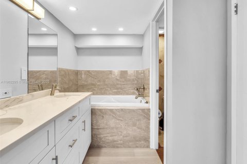 Condo in North Miami Beach, Florida, 2 bedrooms  № 1953736 - photo 19