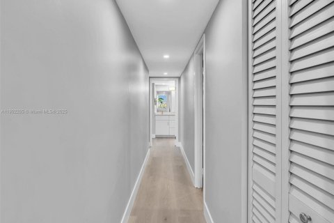 Condo in North Miami Beach, Florida, 2 bedrooms  № 1953736 - photo 15