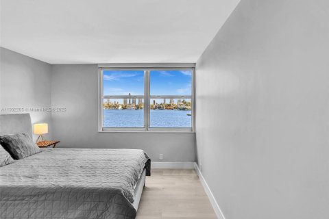 Condo in North Miami Beach, Florida, 2 bedrooms  № 1953736 - photo 23