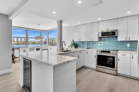 Condo in North Miami Beach, Florida, 2 bedrooms  № 1953736 - photo 6