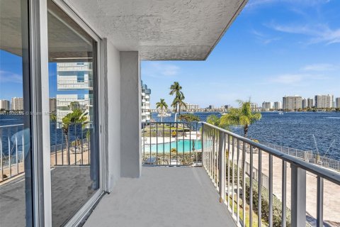 Condo in North Miami Beach, Florida, 2 bedrooms  № 1953736 - photo 29