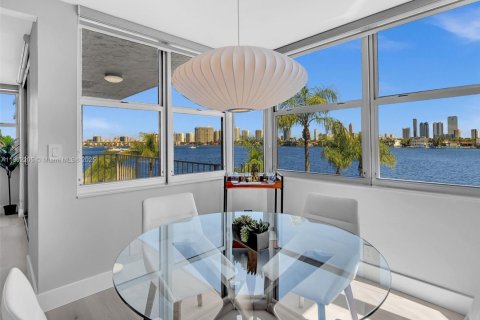 Condo in North Miami Beach, Florida, 2 bedrooms  № 1953736 - photo 11