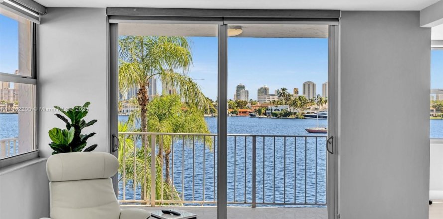 Condo in North Miami Beach, Florida, 2 bedrooms  № 1953736