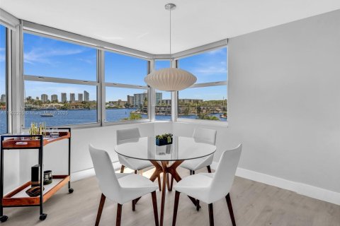 Condo in North Miami Beach, Florida, 2 bedrooms  № 1953736 - photo 10