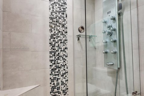 Condo in North Miami Beach, Florida, 2 bedrooms  № 1953736 - photo 25